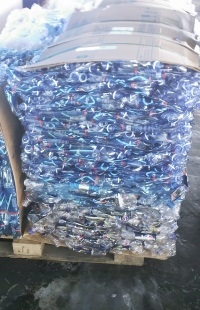 кипа спрессованных пет бутылок